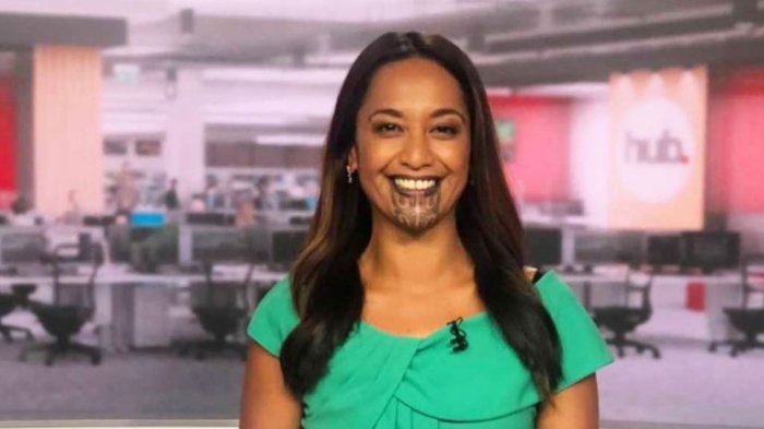 Periodista presentó las noticias con un tatuaje en su cara en horario estelar: 