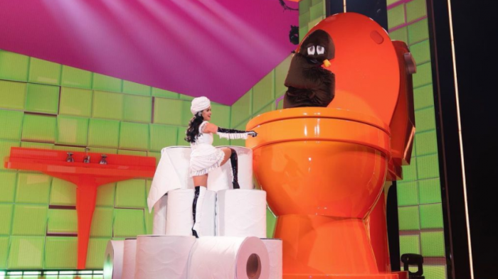 Katy Perry se vuelve viral tras su más reciente show: Usó un inodoro gigante