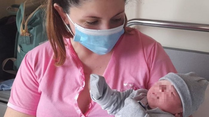 La primera guagua del año 2022 nació en Valdivia: Se llama Hans y pesó 3,3 kilos