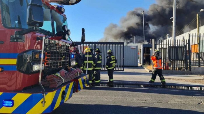Incendio sin control afecta a bodegas de una empresa en Colina: Bomberos de 11 comunas trabajan en el sector