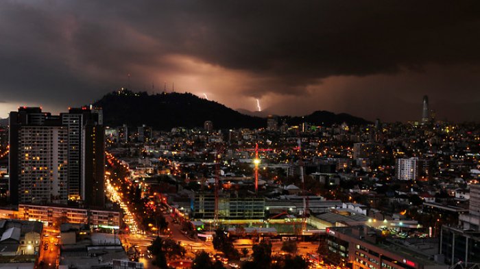 En tres regiones: Meteorología emite aviso por tormentas eléctricas en zona central