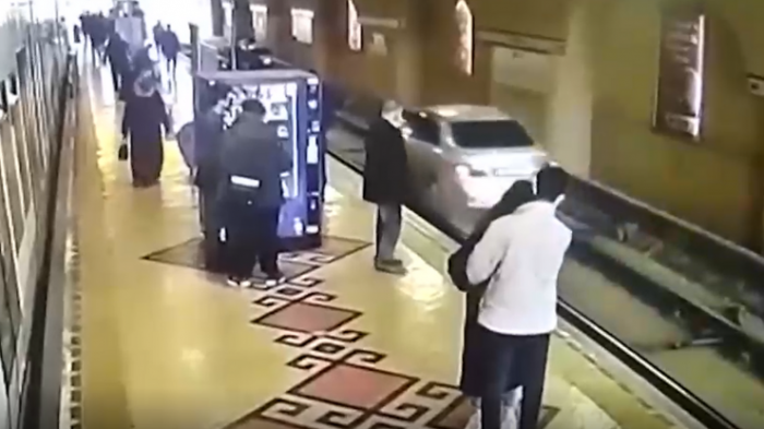 Pudo terminar en tragedia: Conductor entra por error vías del metro y causa sorpresa en pasajeros