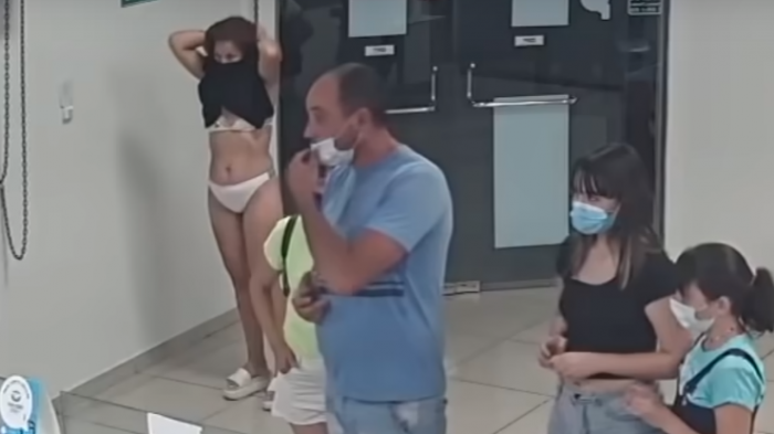 Mujer se saca el vestido en plena heladería para usarlo como mascarilla