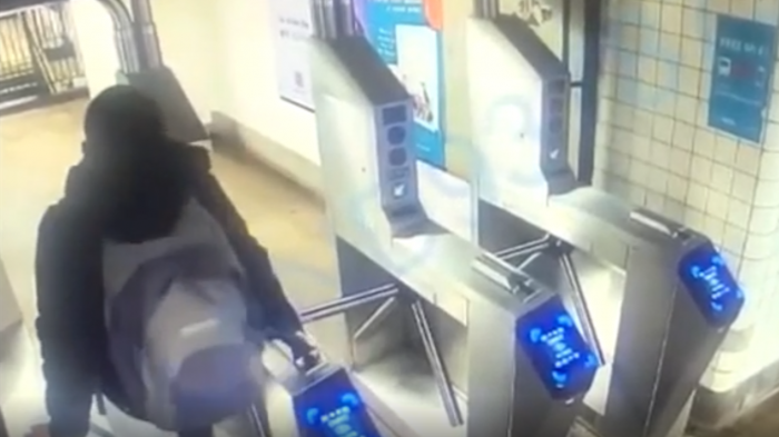 Joven quiso evadir el pago del metro y murió tras quebrarse el cuello en el intento