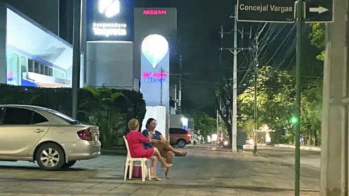 Emotiva conmemoración desde 1999: Madre brinda en el lugar donde murió su hijo en cada Año Nuevo y Navidad