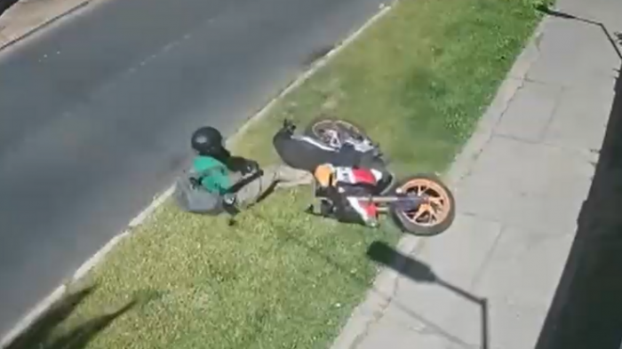 Captan a sujeto derribando a conductor para robar su moto: Asaltantes suman más de 100 detenciones