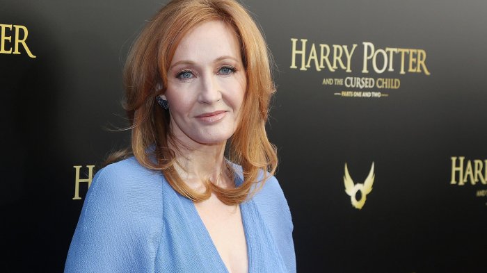 Escuela retira nombre de la autora de Harry Potter a uno de sus edificios tras ser acusada de transfobia