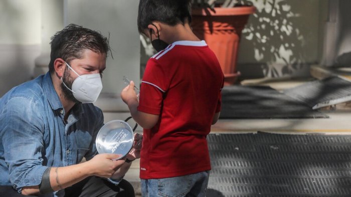 Niño le regaló sartén a Boric en honor a los cacerolazos: 