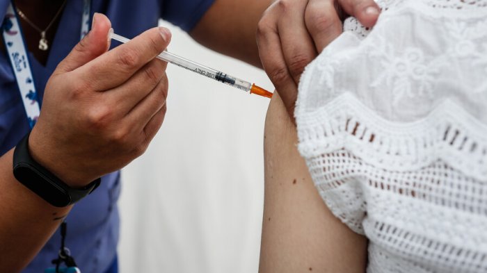 Este lunes inicia el proceso de vacunación con la cuarta dosis: ¿A quiénes les corresponde?