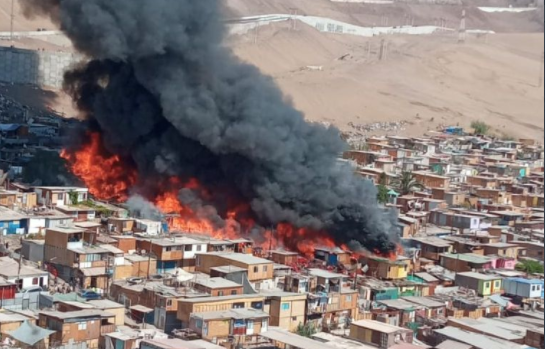 Incendio consumió más de 100 viviendas en campamento de Iquique: Ministra Rubilar viaja a la zona
