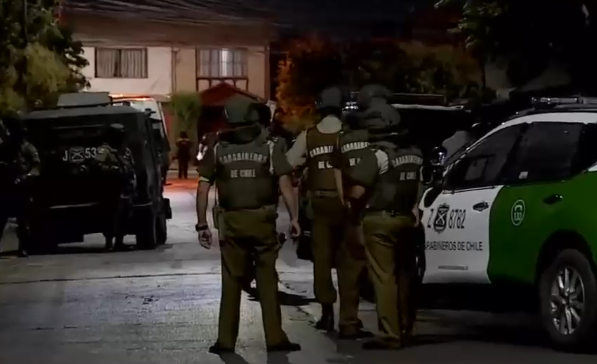 Hombre se mantiene parapetado Puente Alto: Tendría denuncia por violencia intrafamiliar