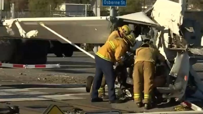 ¡Increíble! Piloto se salvó dos veces de la muerte tras caer sobre línea del tren