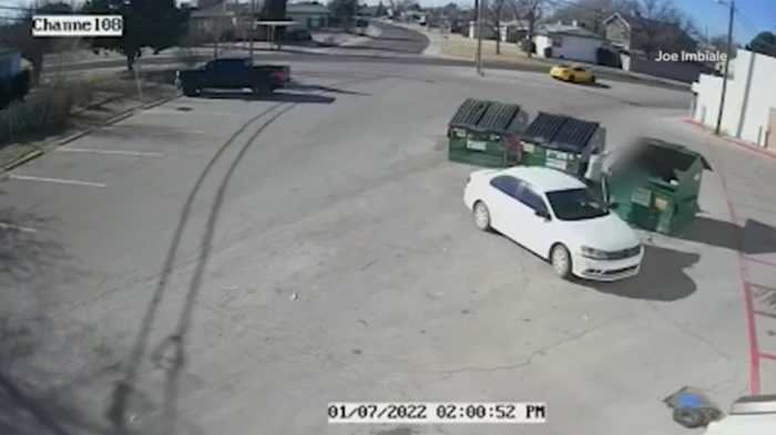 Captan a madre arrojando a su hijo recién nacido al basurero