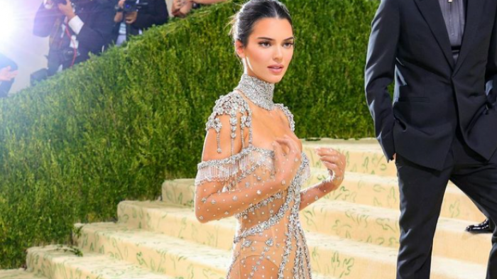 Kendall Jenner responde a críticas por osado vestido que usó en boda de su mejor amiga