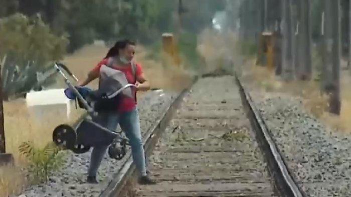 Vecinos piden un paso seguro: Cruzan peligrosa línea de ferrocarril en Renca