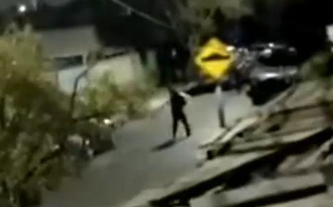 Mujer es salvada por vecinos: Su pareja la agredió y se parapetó armado al interior de su casa