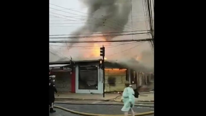 Al menos 7 locales comerciales afectados por incendio en Viña del Mar