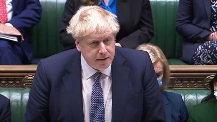 Boris Johnson admite que asistió a fiesta pese a confinamiento: Su justificación generó memes