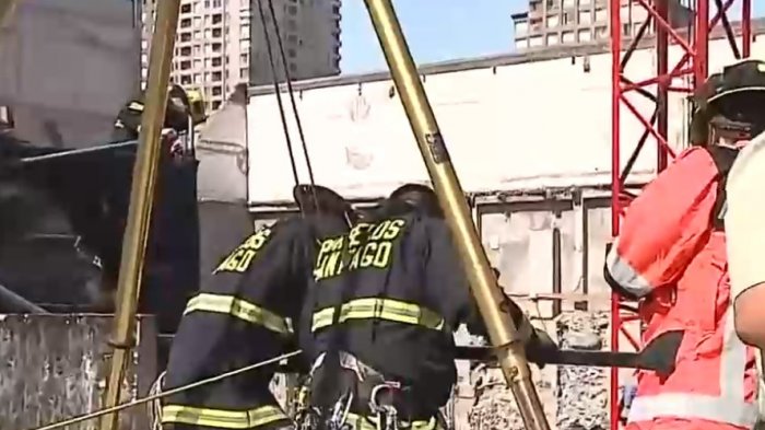 Hombre quedó atrapado tras derrumbe en construcción de Santiago Centro