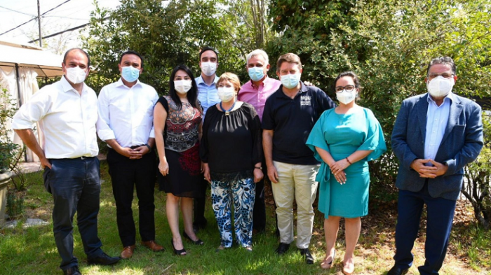 Para abordar temas de descentralización: Ex presidenta Bachelet se reunió con grupo de gobernadores regionales