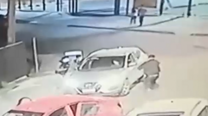 Mujer frustra portonazo gracias al cortacorrientes del auto: Vecino fue a ayudarla con un rifle a postones