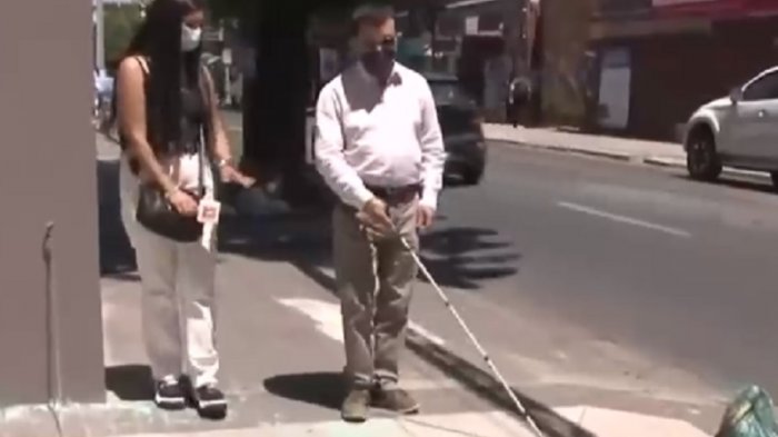 Persona ciega cae a agujero no demarcado: Terminó en hospital