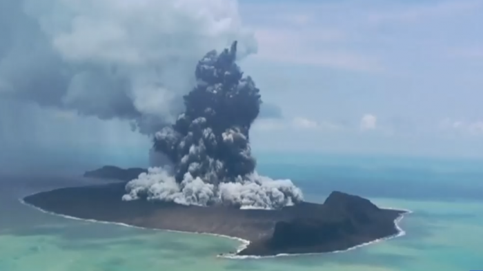 Impactantes imágenes: Erupción de volcán submarino provocó un gran tsunami en isla de Tonga