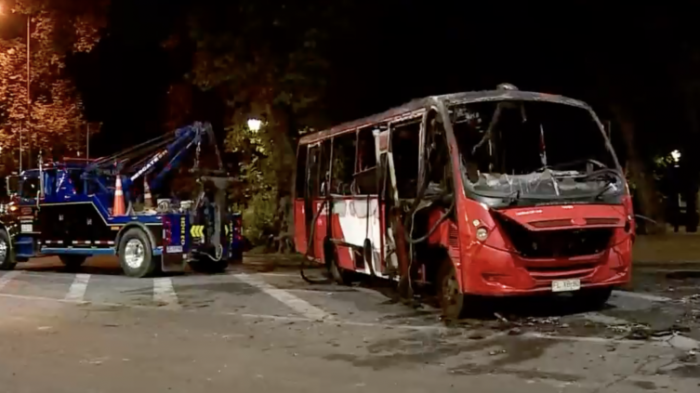 Bus del Transantiago fue quemado en las cercanías de Plaza Italia