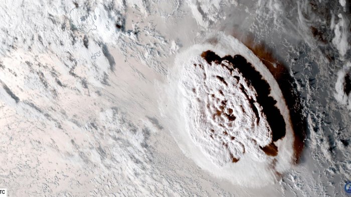 Las impresionantes imágenes satelitales de la erupción del volcán submarino en Tonga