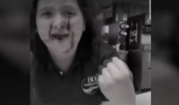 Trabajadora de cadena de comida rápida es agredida por guardias al denunciar insalubridad