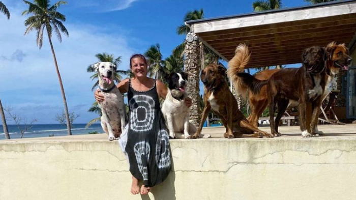 Mujer murió tras ser arrastrada por tsunami en Tonga: Rescataba perros callejeros con su esposo