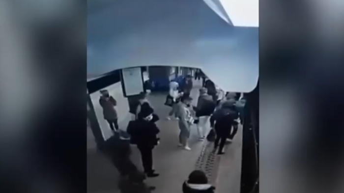 Sujeto fue arrestado luego de empujar a mujer a las vías del metro: Se salvó por un par de segundos