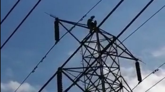 Hombre se mantiene en cima de torre de electricidad en Cerrillos