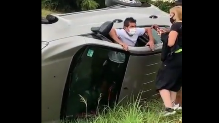 Reconocido futbolista argentino ayudó a mujer que volcó en su auto y causó furor en Twitter