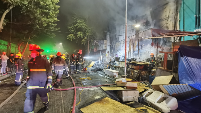 Incendio en Barrio Meiggs destruye bodegas y negocios: Bomberos trabaja en el siniestro