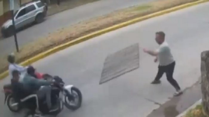 Comerciante arrojó reja a motochorros: Escapaban de un robo