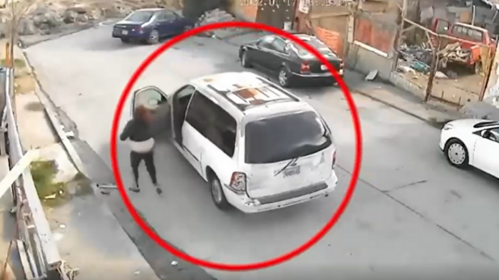 Conductora cayó a un canal cuando intentaba estacionar su auto: Iba con 3 niños en su interior