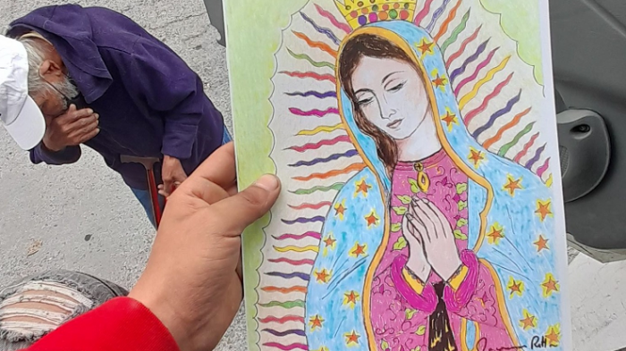 Lo encontraron llorando: Adulto mayor vende dibujos de la virgen para comprar leche a sus nietos