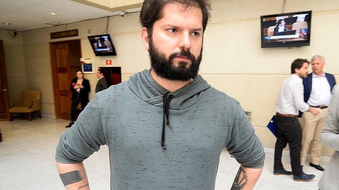 A un día de anunciar gabinete: Captan a Boric en conocida barbería santiaguina