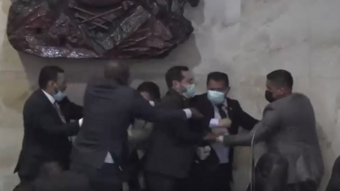 A los golpes: Diputados protagonizan escandalosa pelea en medio de importante votación