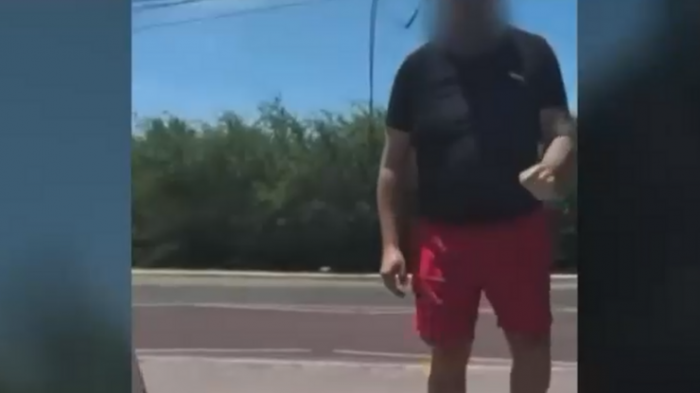 Con patadas al cartel: Mujeres que vendían pan son violentamente agredidas por conductor