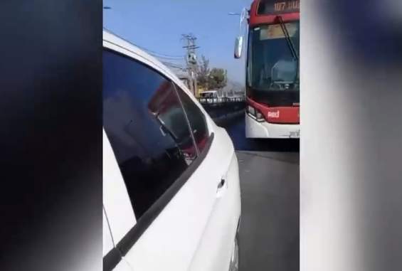 Venían discutiendo: Conductor lanza bus contra automóvil