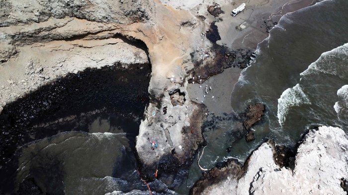 Empresa culpó al tsunami de Tonga: Emergencia ambiental en Perú tras gran derrame de petróleo