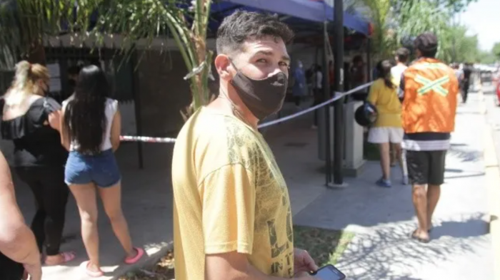 Quedó sin trabajo y ahora cobra por hacer filas para test PCR: 