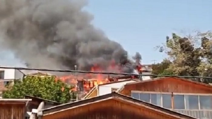 Lo Barnechea: Incendio en Cerro 18 afecta a al menos tres viviendas