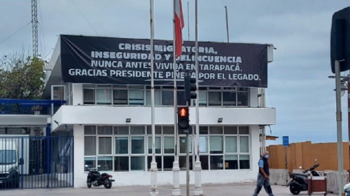 Edificio del GORE de Tarapacá amaneció con irónico lienzo contra pdte. Piñera