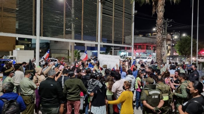 Manifestaciones y cacerolazos se registraron en Iquique tras agresión a carabineros