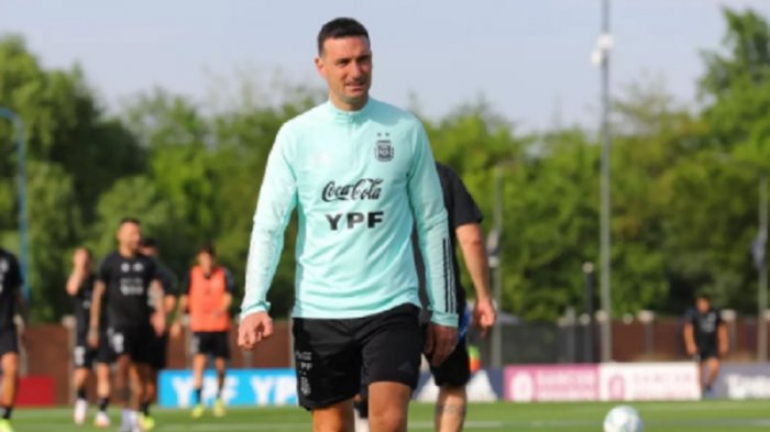 A un día del duelo: DT de Argentina confirma que no viajará a Chile por PCR positivo