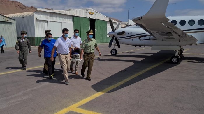 Traslado vía aérea: Carabinero agredido por migrantes en Iquique es derivado a Santiago