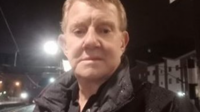 No puede cerrar los ojos desde hace tres años tras una cirugía estética: 